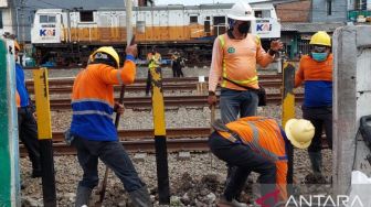 Rawan Kecelakaan PT KAI Tutup Lintasan Liar Stasiun Lemahabang-Kedunggedeh Bekasi