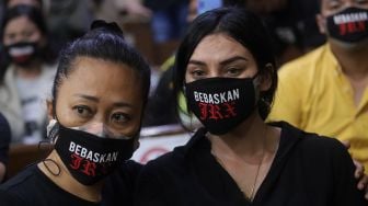 Istri dari terdakwa yang juga musisi I Gede Ari Astina atau Jerinx Superman is Dead (SID), Nora Alexandra menghadiri sidang putusan kasus pengancaman melalui media elektronik pada Adam Deni di Pengadilan Negeri (PN) Jakarta Pusat, Jakarta, Kamis (24/2/2022). [Suara.com/Angga Budhiyanto]