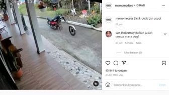 Viral Detik-detik Pengendara Motor Syok Liat Ban Motor Lepas, Ekspresinya Bikin Ngakak