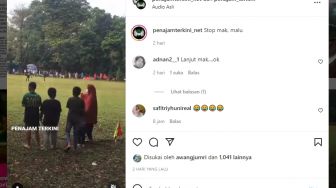 Heboh! Ibu-ibu Berhijab Panjang Joget di Pinggir Lapangan: Stop Mak, Malu