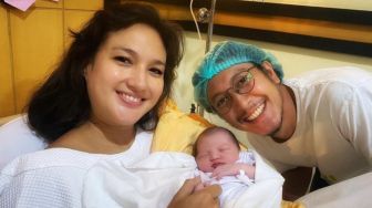 9 Potret Artis Lahirkan Anak Pertama, Nadine Chandrawinata dan Aurel Curi Perhatian