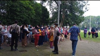 Ratusan Warga Antre Migor Murah dari Pemprov Jatim