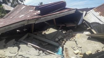 Kondisi rumah warga yang rusak akibat gempa bumi di Kecamatan Talamau, Kabupaten Pasaman Barat, Sumatera Barat, Jumat (25/2/2022). ANTARA FOTO/Altas Maulana