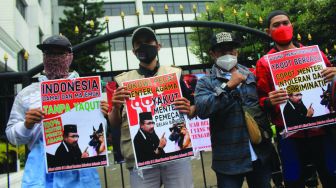 Sejumlah massa melakukan unjuk rasa di depan Kantor Kementerian Agama (Kemenag), Jakarta, Jumat (25/2). [Suara.com/Septian]
