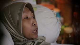 Ibunda Kalina Oktarani, Erlan Wardhania memberikan keterangan pers di kediamannya di kawasan Ciputat, Tangerang Selatan, Banten, Jumat (25/2/2022). [Suara.com/Angga Budhiyanto]