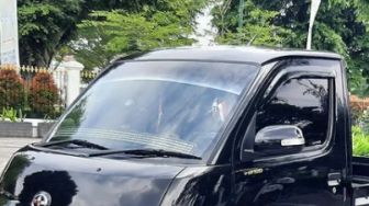 Potret Mobil Pikap Melintas di Jalan Jadi Sorotan Publik, Emblemnya Nano-nano