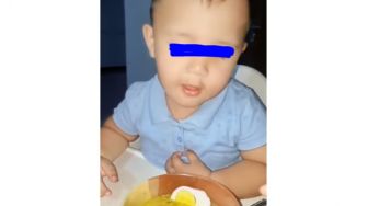 Aksi Lucu Balita saat Makan Soto, Berkali-Kali Sebut Kata Ini Bikin Warganet Gemas: Pinter Banget sih Kamu