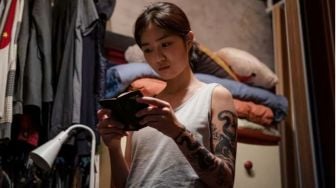 Bikin Pangling, Kim Hye Yoon Tampil Beda di Still Cut Terbaru The Girl On A Bulldozer