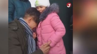 Viral Momen Sedih Seorang Ayah di Ukraina yang Hendak Meninggalkan Putrinya untuk Berperang