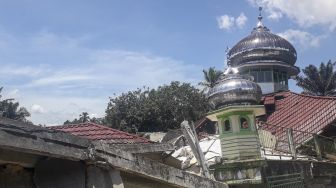 Kondisi rumah warga yang rusak akibat gempa bumi di Kecamatan Talamau, Kabupaten Pasaman Barat, Sumatera Barat, Jumat (25/2/2022). ANTARA FOTO/Altas Maulana