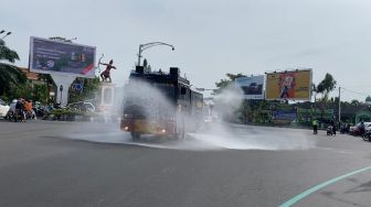 Brruussss!! Jalanan Kota Solo Disemprot Disinfektan, Polresta Solo Terjunkan Water Cannon