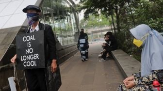 Seniman melakukan aksi pameran seni jalanan atau 'street art' di kawasan Dukuh Atas, Jakarta, Sabtu (26/2/2022). [Suara.com/Angga Budhiyanto]