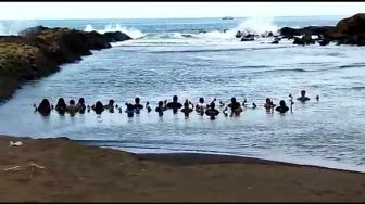 Belasan Warga yang Gelar Ritual di Pantai Watu Ulo Jember Warga Nganjuk dari Kelompok Kejawen Kejayan Murti