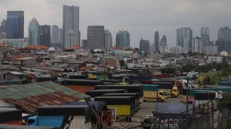 Suasana permukiman padat penduduk di kawasan Tanah Abang, Jakarta, Sabtu (26/2/2022). [Suara.com/Angga Budhiyanto]