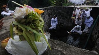 Umat Hindu mengambil air saat prosesi Upacara Mendak Tirta di Umbul Sitihinggil, Bendan, Banyudono, Boyolali, Jawa Tengah, Sabtu (26/2/2022). ANTARA FOTO/Aloysius Jarot Nugroho