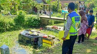 Sempat Oleng, Mobil di Kulon Progo Tabrak Pembatas Jalan hingga Jatuh ke Sungai