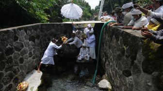 Sejumlah Umat Hindu membawa sesaji saat mengikuti prosesi Upacara Mendak Tirta di Umbul Sitihinggil, Bendan, Banyudono, Boyolali, Jawa Tengah, Sabtu (26/2/2022). ANTARA FOTO/Aloysius Jarot Nugroho
