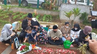 Rayakan Ulang Tahun Bibi Ardiansyah, Keluarga H Faisal Ziarah ke Makam