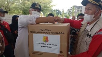 Pemkot Solok Serahkan Bantuan Korban Gempa Pasaman Barat