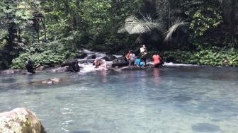 Yuk! Rasakan Wisata Air Dingin di Hutan Lombok Barat