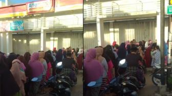 Padahal Belum Buka, Emak-emak Antre Panjang di Depan Minimarket, Berbaris Rapi Pagi Hari Demi Beli Minyak Goreng