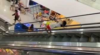 Bocah Santai Rebahan di Pegangan Eskalator Mall bak Main Perosotan, Warganet Ikut Stres: Ibunya Kemana?