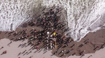 Sejumlah pemuka umat Hindu berjalan mengambil air suci saat upacara Melasti di Pantai Parangkusumo, Kretek, Bantul, DI Yogyakarta, Minggu (27/2/2022). [ANTARA FOTO/Hendra Nurdiyansyah/YU]