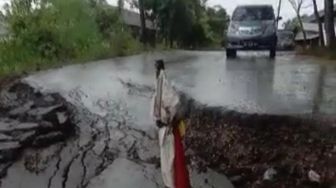 Longsor Bikin Jalan Putus di Rokan Hulu, Jembatan Sementara Dibangun