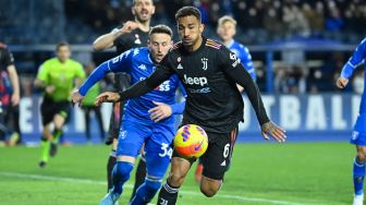 Bek Juventus Danilo (kanan) berebut bola dengan bek Empoli Ardian Ismajli (kiri)saat pertandingan sepak bola Serie A Italia antara Empoli dan Juventus di stadion Carlo-Castellani di Empoli, Italia, Sabtu (26/2/2022). [Alberto PIZZOLI / AFP]