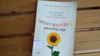 Ulasan Buku Dr Florentina R Wahyuni: Tersenyumlah Sekarang Juga