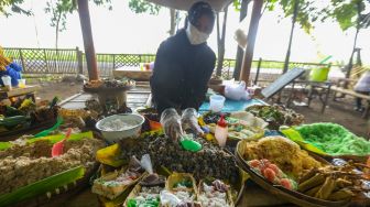 Pedagang berjualan jajanan tradisional di pasar witwitan Alas Malang, Singojuruh, Banyuwangi, Jawa Timur, Minggu (27/2/2022). [ANTARA FOTO/Budi Candra Setya/aww]