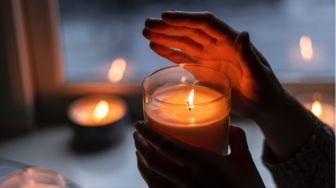 Nyalakan 1.000 Lilin di Monpera Palembang, Penyitas HIV Aids Ungkapkan Harapannya