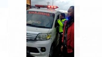 Polisi Kawal Ambulans di Jalan Raya, Saat Diintip ke Dalam Kaca Mobil Bikin Kaget