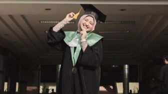 7 Potret Arafah Rianti Wisuda, Sambutan di Podium Hingga Menangis