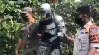 Viral Robocop Diamankan Petugas di Depok, Warganet: Ternyata Satpol PP Lebih Hebat