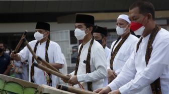 Wali Kota Solo Gibran Rakabuming Raka (tengah) bersama Wakil Wali Kota Solo Teguh Prakosa (kanan) memukul bedug saat pembukaan Festival Hadrah 2022 di kawasan Stadion Manahan, Solo, Jawa Tengah, Senin (28/2/2022). [ANTARAFOTO/Maulana Surya/hp]