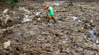 Petugas gabungan dari Basarnas Padang, TNI, Polri, BPBD dan dibantu masyarakat melakukan pencarian korban longsor di jorong Guguk Nagari Malampah, Kecamatan Tigo Nagari, Kabupaten Pasaman, Sumatera Barat, Minggu (27/2/2022). [ANTARA FOTO/Muhammad Arif Pribadi/Lmo/YU]