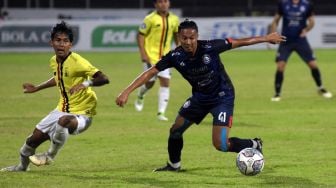 Pesepak bola Arema FC Dendi Santoso (kanan) berusaha melewati pesepak bola Persik Kediri pada pertandingan Liga 1 di Stadion I Gusti Ngurah Rai, Denpasar, Bali, Minggu (27/2/2022). [ANTARA FOTO/Nyoman Hendra Wibowo/YU]