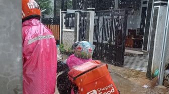 Viral Ojol Wanita Bawa Anaknya Ikut Kerja, Hujan-hujan Bareng Pakai Mantel Kembaran Bikin Publik Ikut Terenyuh