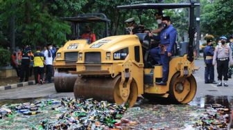Musnahkan Ribuan Botol Miras, Wali Kota Tangerang Minta Warga Lapor Jika Ada Penjual Miras!