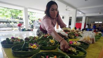 Umat Hindu membuat sesaji untuk persembahan upacara Taur Agung di Pura Parahyangan Jagat Guru, Serpong, Tangerang Selatan, Banten, Senin (28/2/2022). [ANTARA FOTO/Muhammad Iqbal/hp]