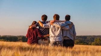 Datangi Makam Teman Selama 7 Hari, Momen Persahabatan Bocah Ini Bikin Haru