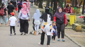 Pengunjung berwisata di Taman Marga Satwa Ragunan, Jakarta Selatan, Senin (28/2/2022). [Suara.com/Alfian Winanto]