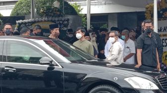 Presiden Jokowi Antar Jenazah Pamannya ke Pemakaman di Solo