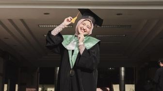 10 Potret Arafah Rianti Wisuda, Didaulat Buat Beri Sambutan