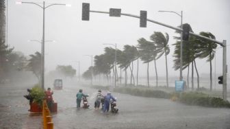 Hujan Disertai Angin Kencang Terjang Bogor, Atap Kantor Kecamatan Sukaraja Porak-Poranda