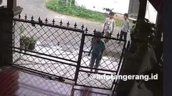 Terekam CCTV, Viral Para Bocah Curi Paket di Teras Rumah Warga, Aksinya Tuai Perdebatan