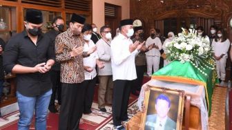 Jokowi Didampingi Gibran dan Kaesang Ikuti Prosesi Pemakaman sang Paman