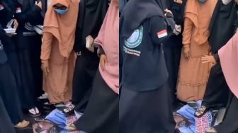 Viral Sekelompok Wanita Acungkan Jari Tengah dan Injak Baliho Gambar Menag Yaqut saat Demo, Tuai Kecaman