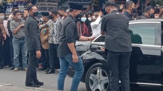 Tak Didampingi Iriana, Presiden Jokowi Bersama Dua Putranya Antar Miyono ke Pemakaman